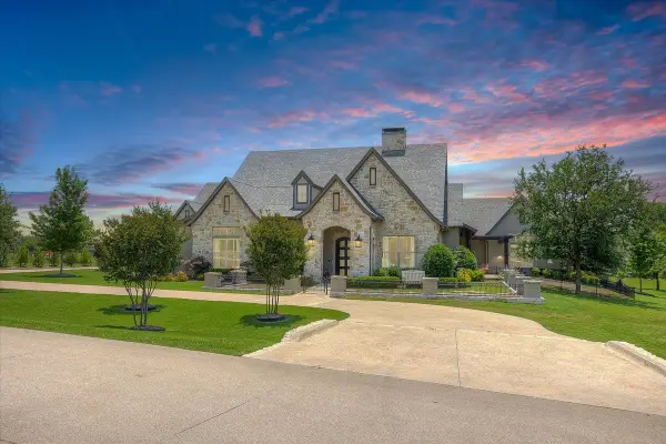 12817 Bella Villa Drive, Fort Worth, TX 76126