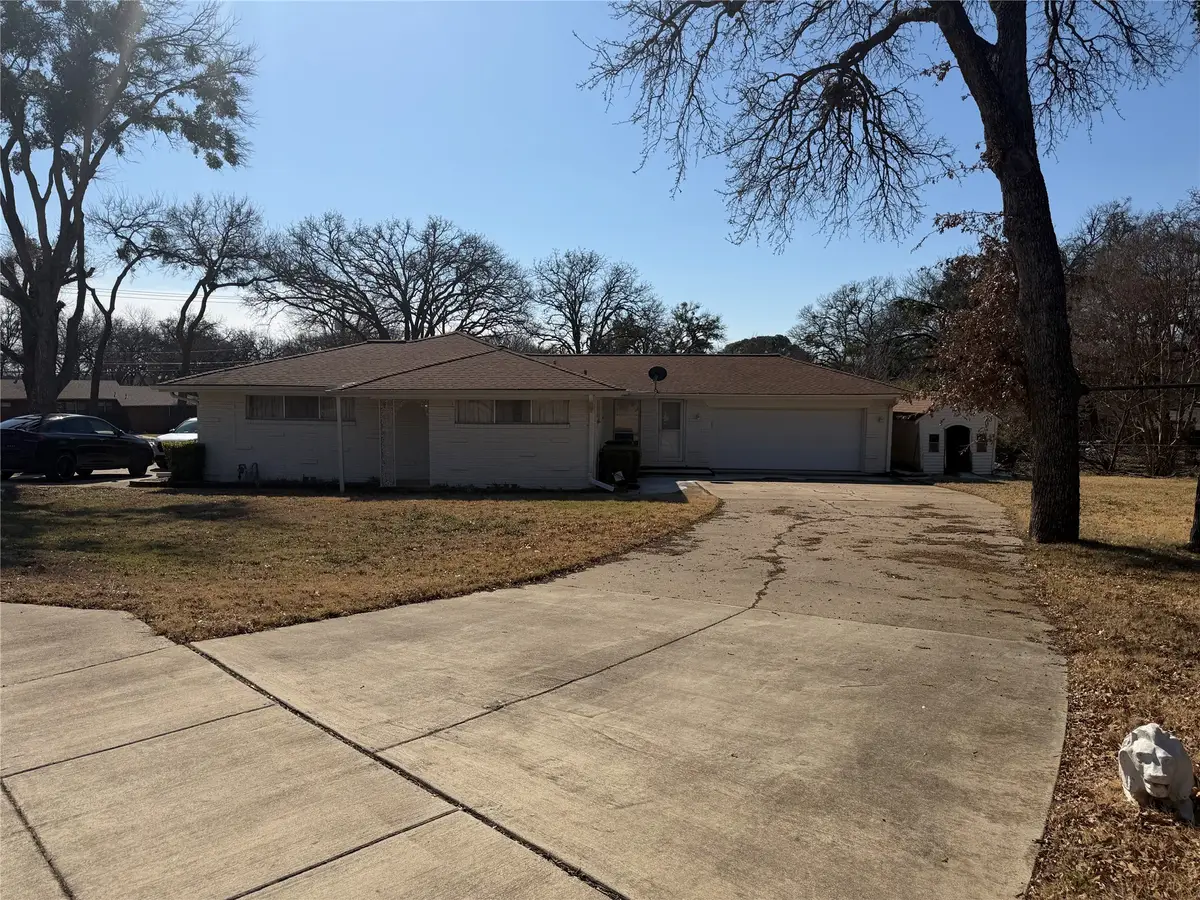 215 E Huitt Lane, Euless, TX 76040 - Image #1