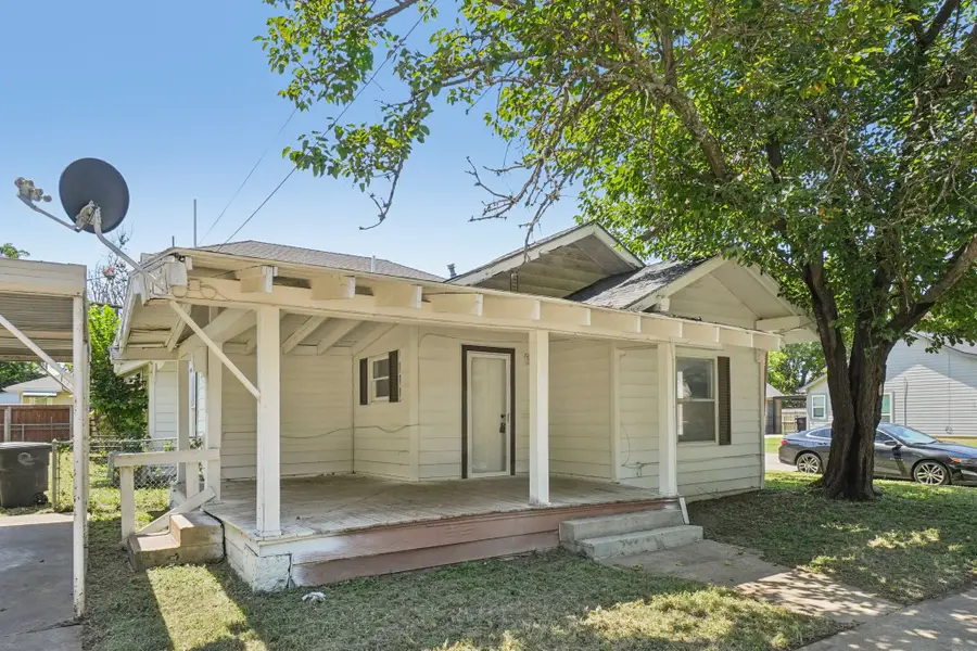 302 S Wood Street, Cleburne, TX 76033 - Image #2
