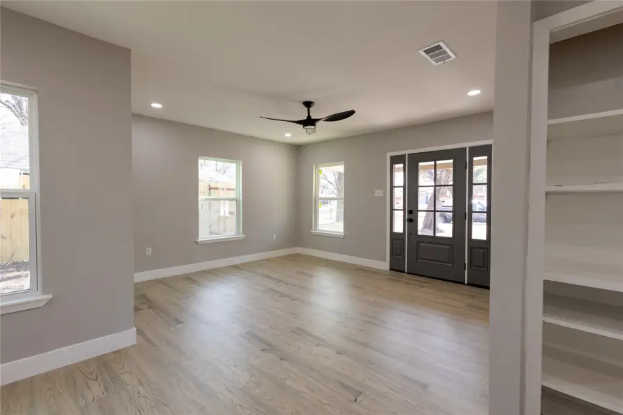 606 SE 10th Street, Grand Prairie, TX 75051 - Image #2