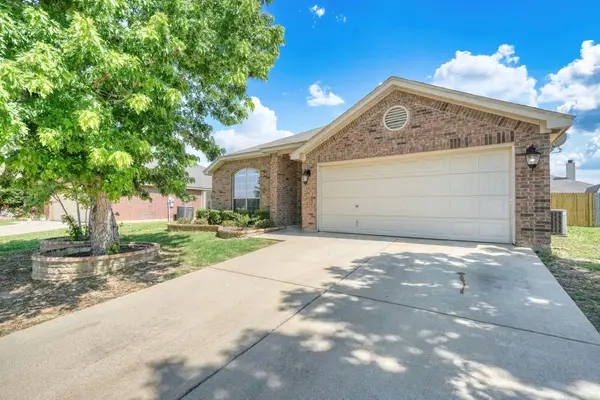 617 Creek Point Drive, Saginaw, TX 76179