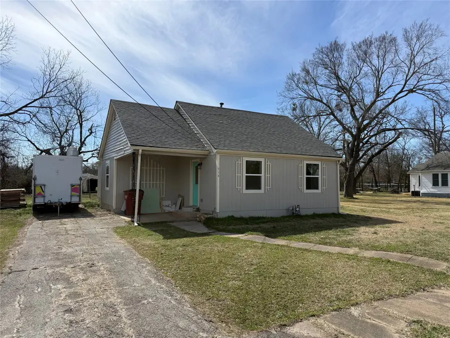 513 Allen Avenue, Bonham, TX 75418 - #2