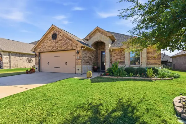 2038 Clive Drive, Granbury, TX 76048