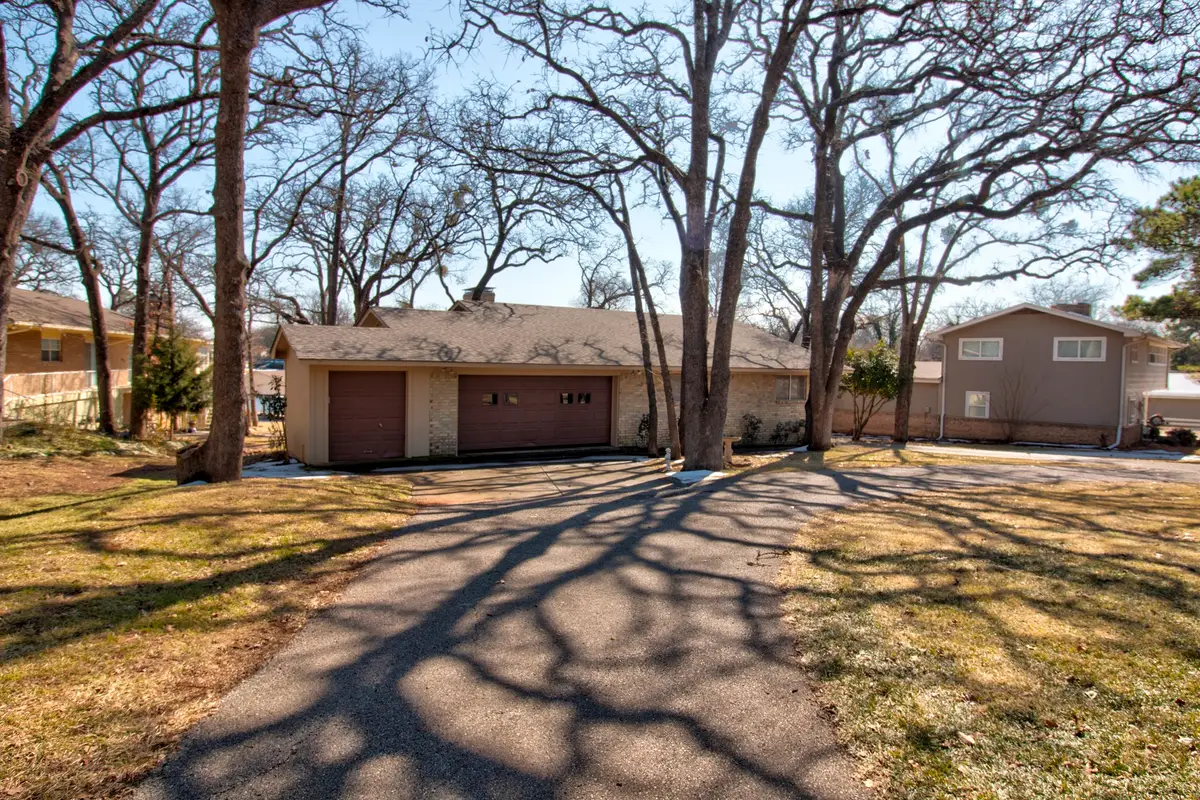 207 Kiowa Drive W, Lake Kiowa, TX 76240 - #1