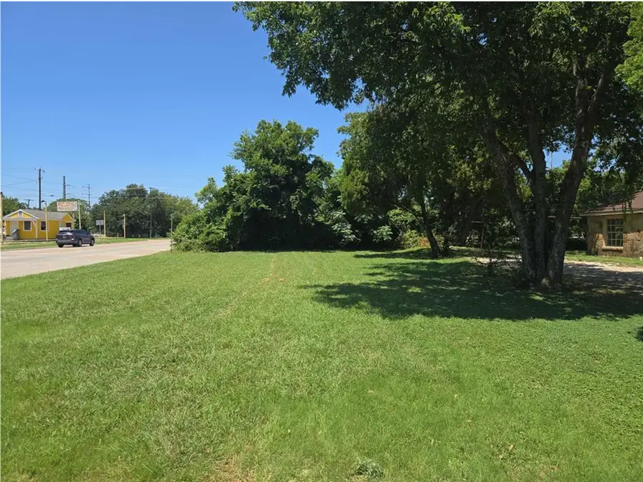 210 W Ave A, Garland, TX 75040 - Image #2