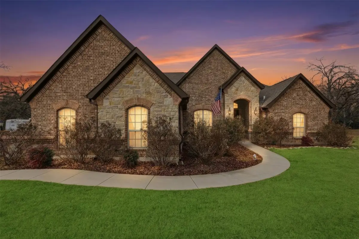 140 Flying Diamond Drive, Springtown, TX 76082 - Image #1