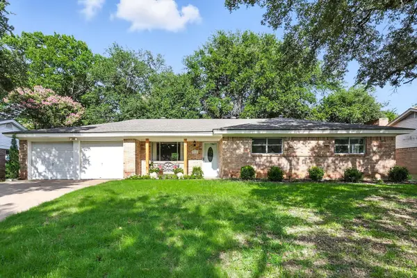 212 Glenn Drive, Hurst, TX 76053