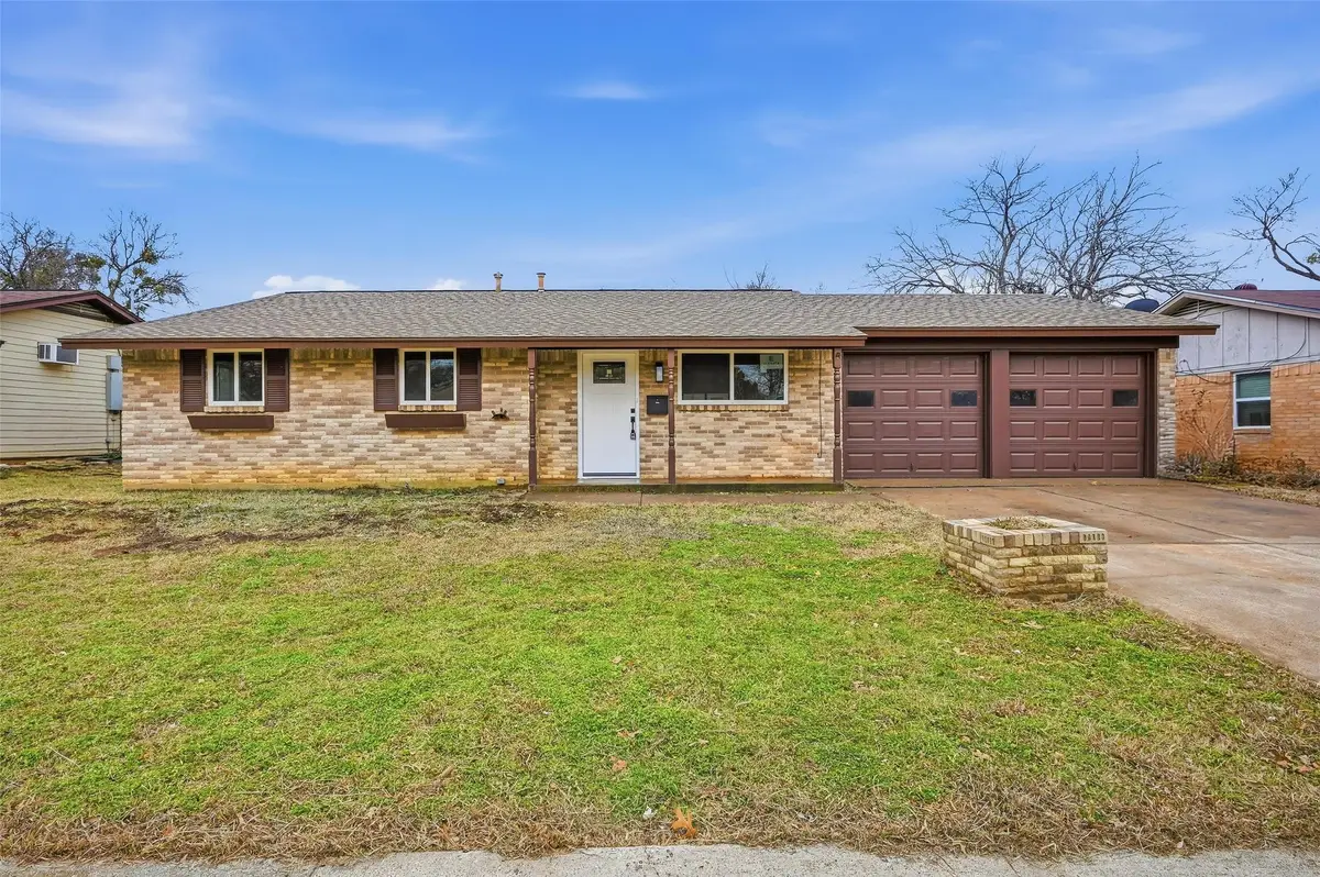 302 E Fuller Drive, Euless, TX 76039 - Image #1