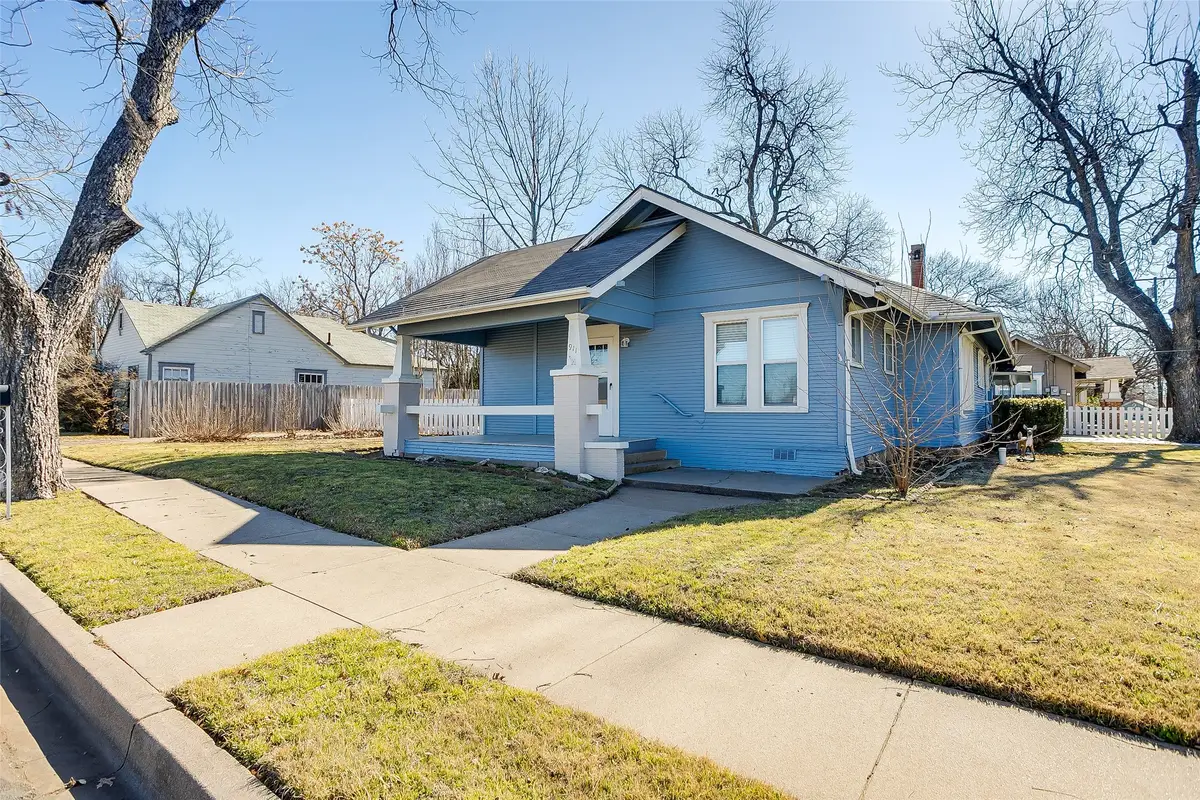 911 W Chambers Street, Cleburne, TX 76033 - #1