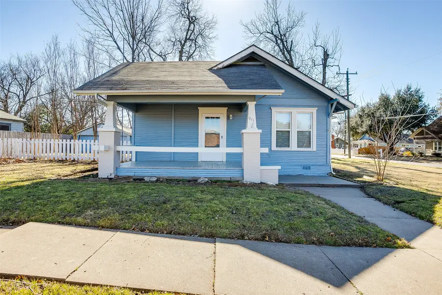 911 W Chambers Street, Cleburne, TX 76033 - #2