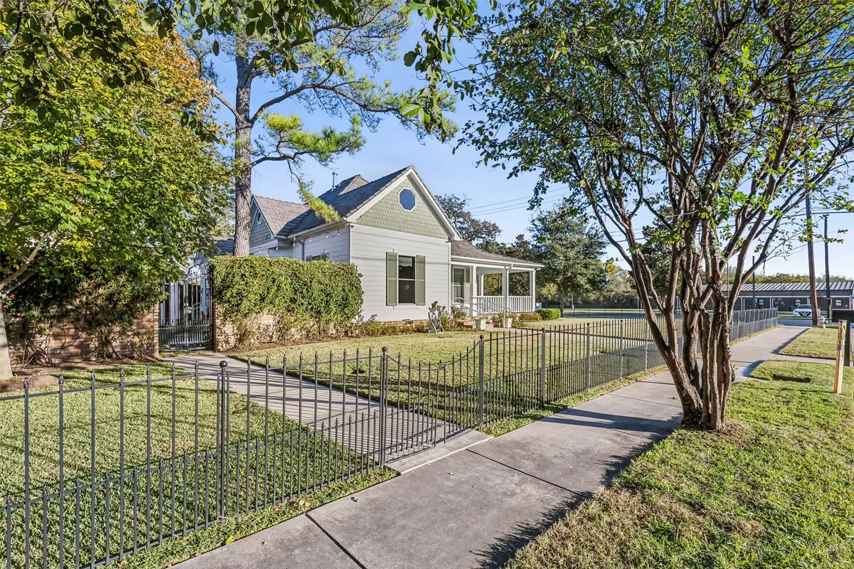 907 S Robinson Street, Cleburne, TX 76031 - #1