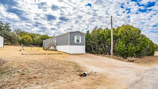 913 Bosque River Drive, Granbury, TX 76048