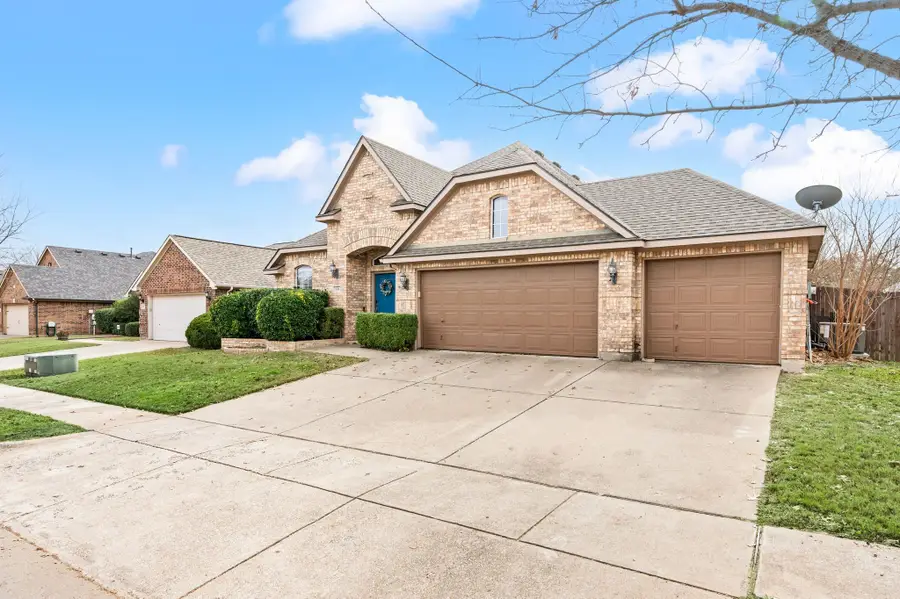 833 Hemlock Trail, Saginaw, TX 76131 - Image #2