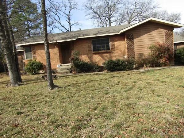 909 Red Bud Drive, Azle, TX 76020