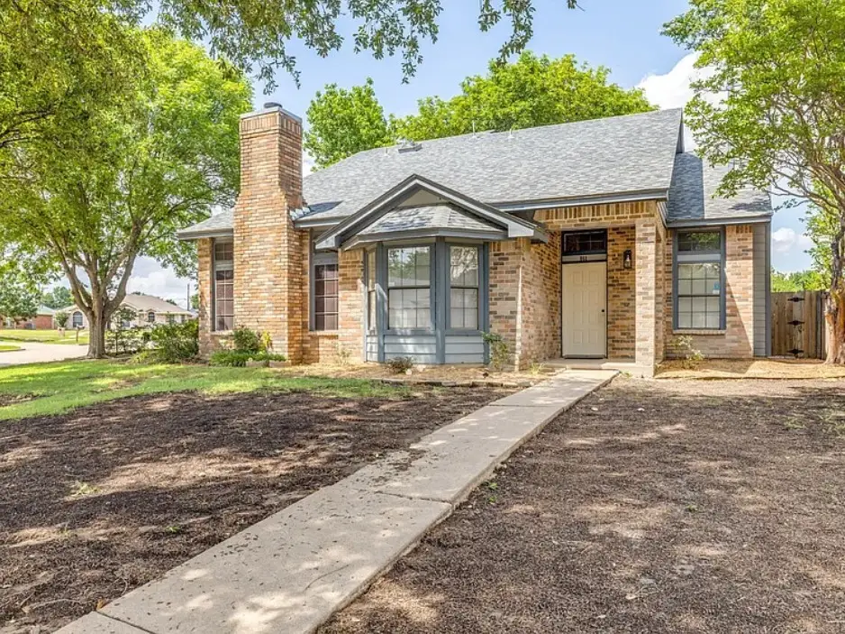 863 Valleybrooke Drive, Arlington, TX 76001 - Image #1