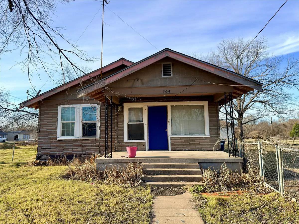 304 E 1st Avenue, Corsicana, TX 75110 - #1