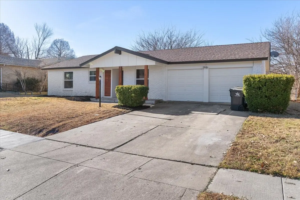 706 N Hunters Glen Circle, Arlington, TX 76015 - Image #1