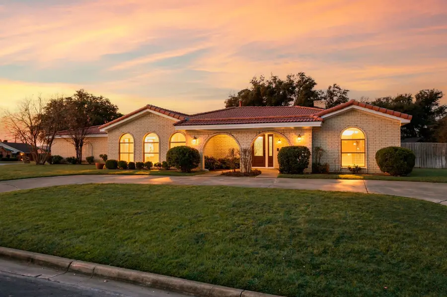 137 E Louella Drive, Hurst, TX 76054 - #2