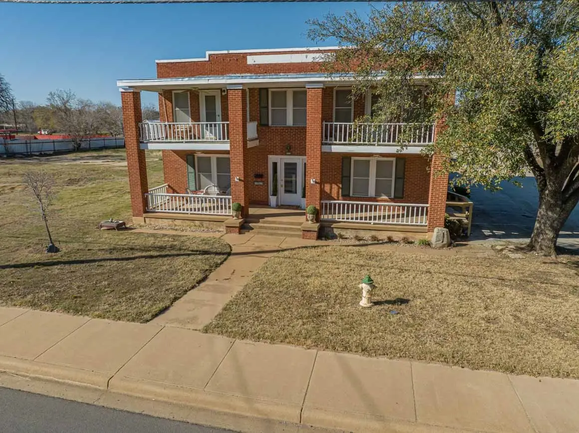 900 W West Walker, Breckenridge, TX 76424 - #1