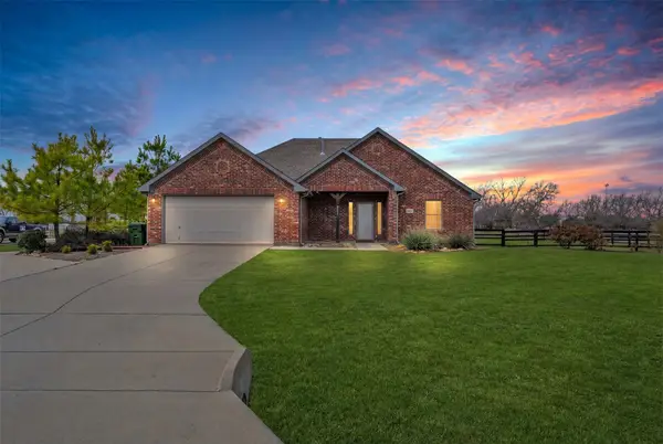 10800 Hunter Drive, Justin, TX 76247