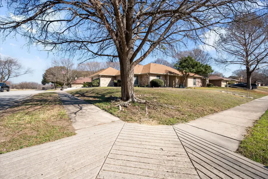 10124 Stoneleigh Drive, Benbrook, TX 76126 - #3