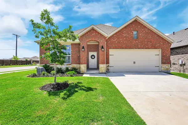 3303 Brady Starr Drive, Aubrey, TX 76227