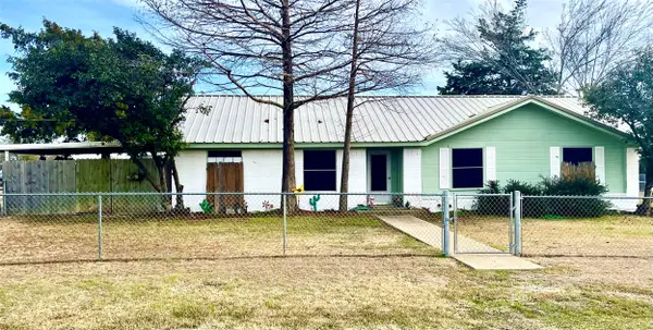 1116 Navarro, Mart, TX 76664