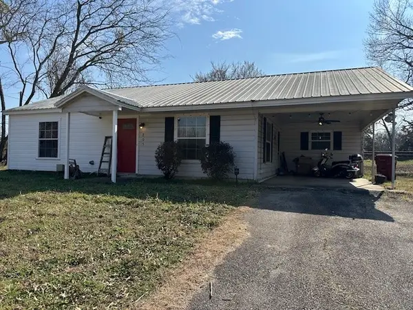 205 W Rutherford Street, Mount Vernon, TX 75457