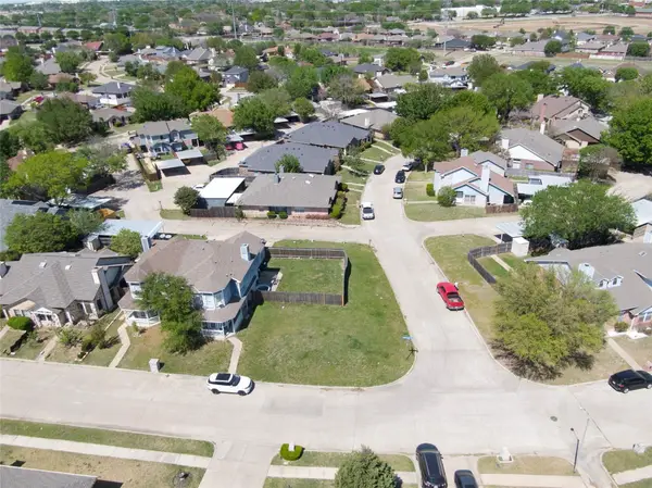 851 Valleybrooke Drive, Arlington, TX 76001