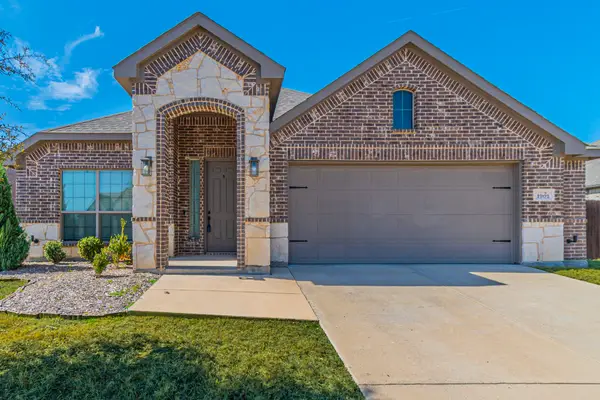 1901 Maplewood Drive, Red Oak, TX 75154