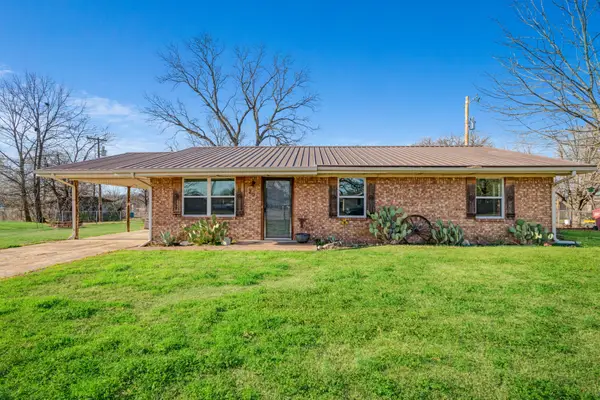 202 Circle Drive, Bogata, TX 75417