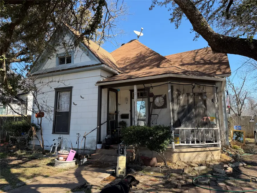 1210 N Robinson Street, Cleburne, TX 76031 - #2