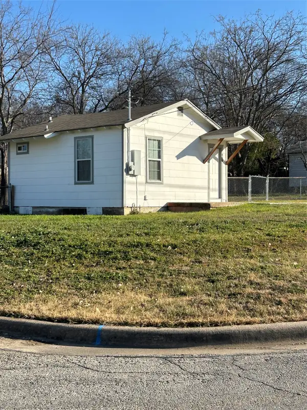 418 Hallvale Drive, Fort Worth, TX 76108