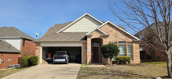 1724 Hidden Brook Drive, Grand Prairie, TX 75050