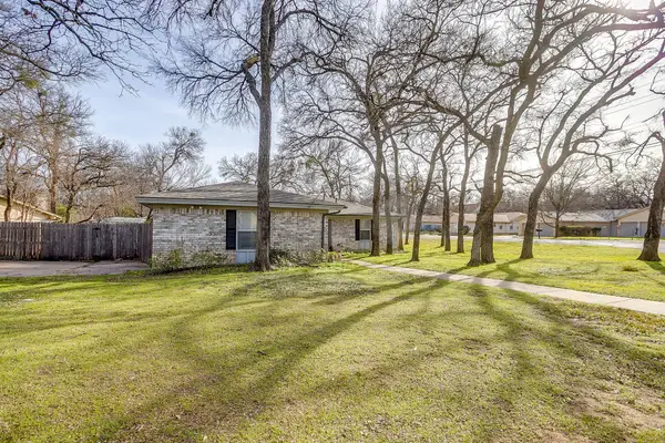 612 Melbourne Court, Hurst, TX 76053