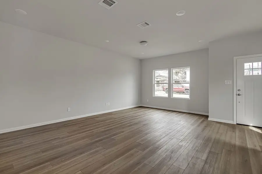 1136 E Broadway Avenue, Fort Worth, TX 76104 - #3