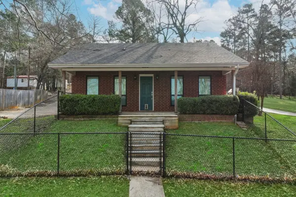 3075 E Lake Drive, Gladewater, TX 75647