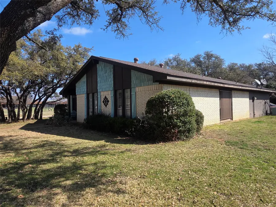 1301 Cliff Drive, Graham, TX 76450 - #2