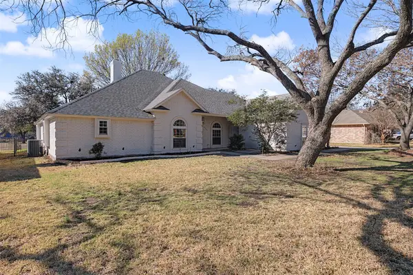 3655 Snow Creek Drive, Fort Worth, TX 76008