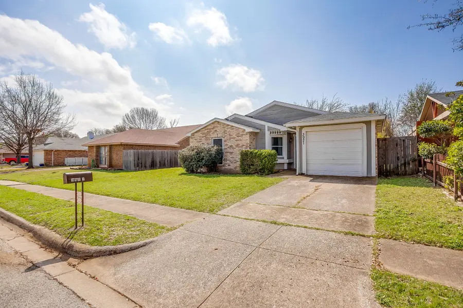 3921 Seven Gables Street, Fort Worth, TX 76133 - #3