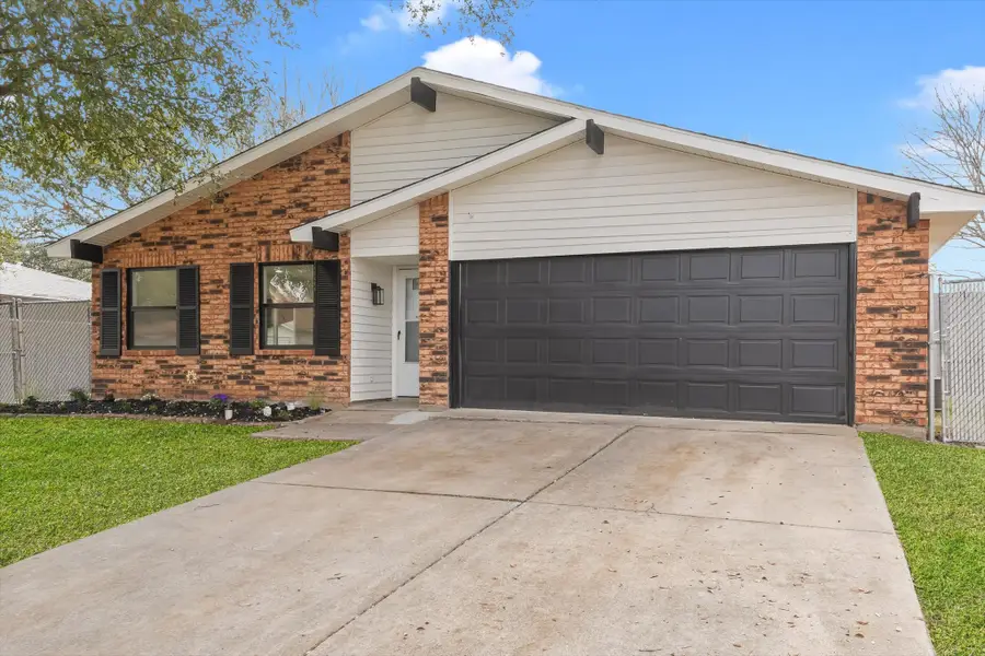 617 Parkvale Lane, Grand Prairie, TX 75052 - #2