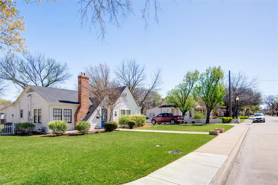 837 E Wall Street, Grapevine, TX 76051 - #2