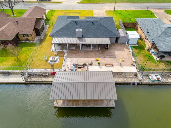 306 Tahiti Drive, Granbury, TX 76048