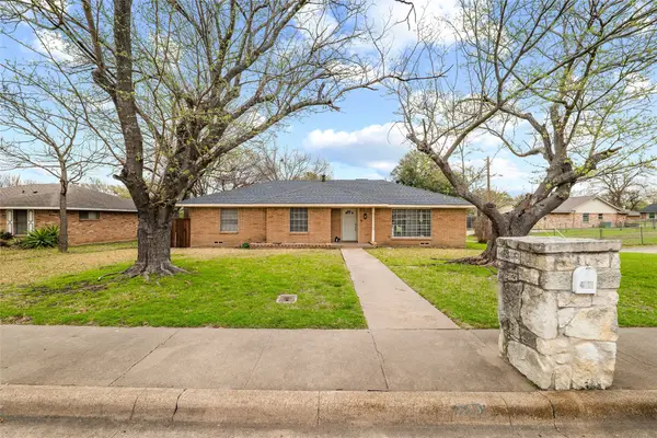 422 Brookview Drive, DeSoto, TX 75115