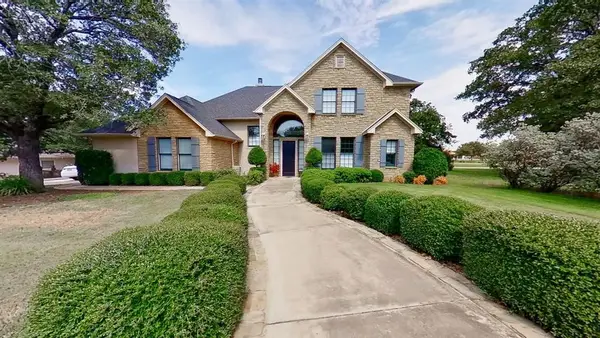 402 Half Moon Way, Runaway Bay, TX 76426