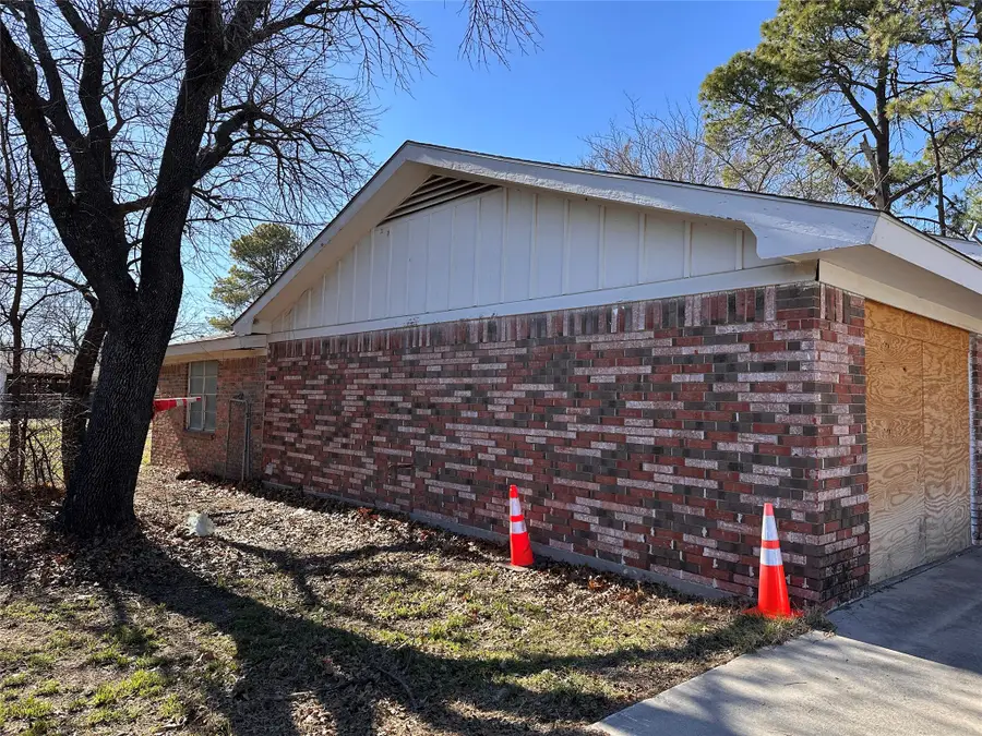 802 E Clay Street, Bowie, TX 76230 - #2