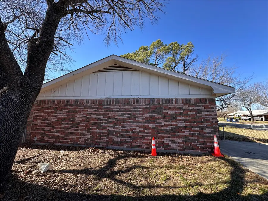 802 E Clay Street, Bowie, TX 76230 - #3