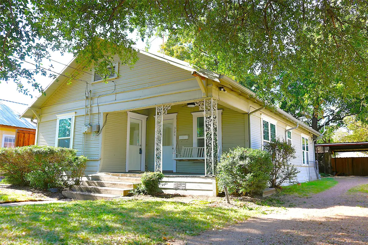 304 E Waco Street, Ennis, TX 75119 - #1