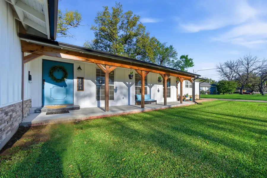 1704 S Houston Street, Kaufman, TX 75142 - #2