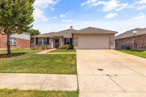 2136 Edgewood Drive, Grand Prairie, TX 75052